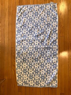 Kapoor Home 100% cotton blue & white floral check beach and bath towel